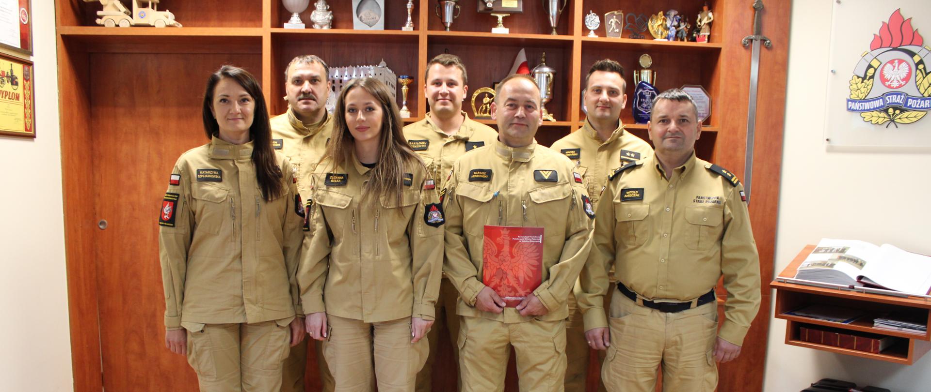 st. ogn. Dariusz Herbowski wraz z funkcjonariuszami , którzy uczestniczyli w uroczystym przekazaniu decyzji.