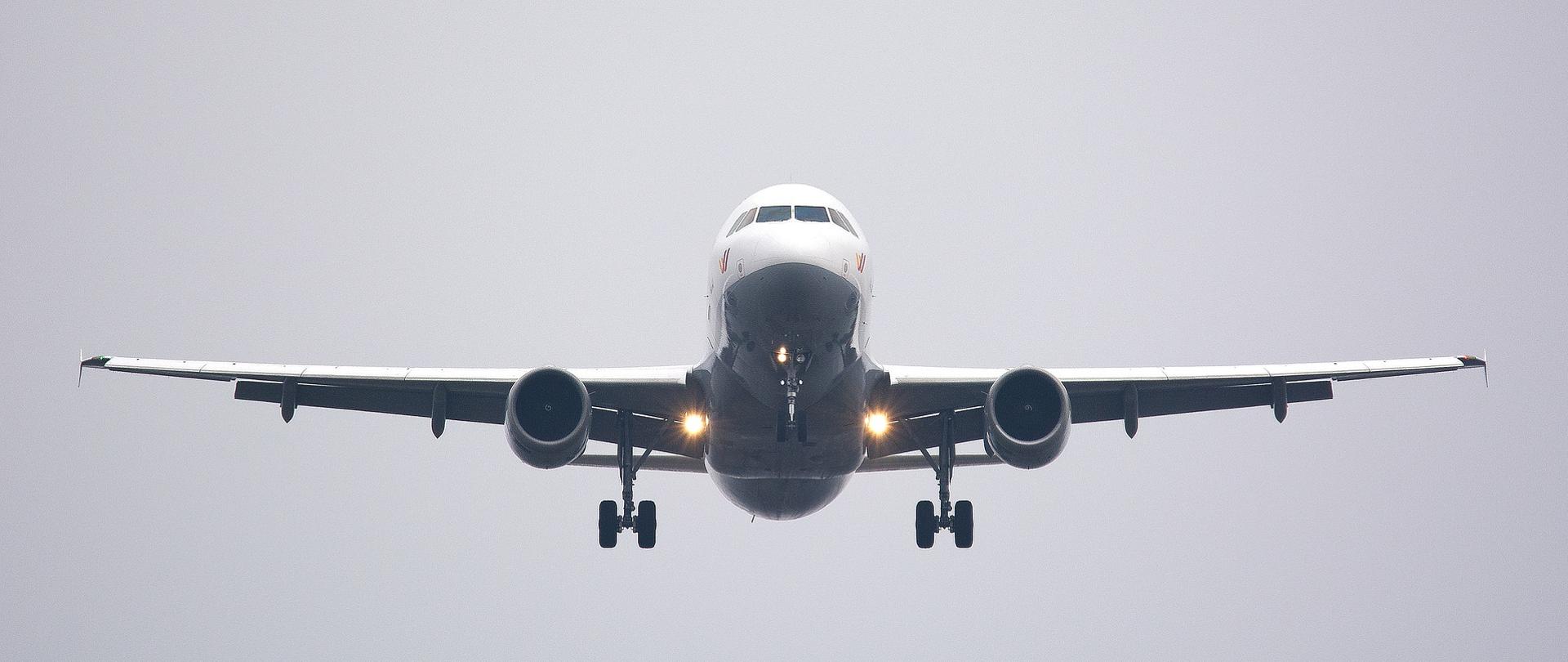 Na zdjęciu widoczny jest samolot w trakcie lotu. 