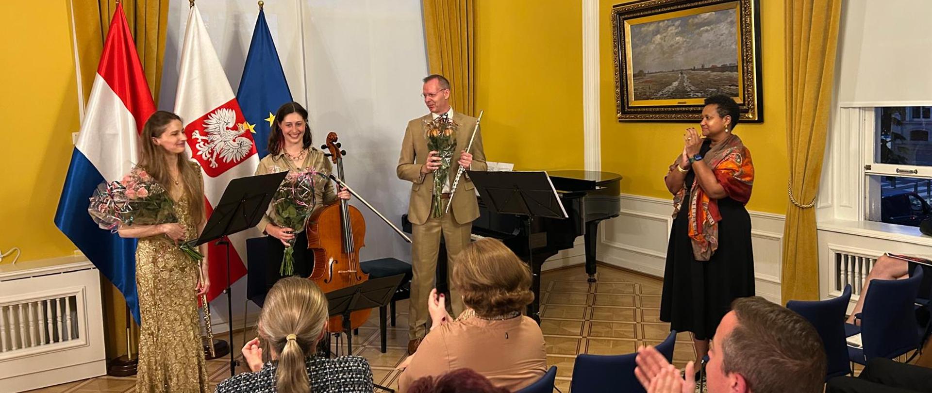 Pamiątkowe zdjęcie z koncertu w Ambasadzie RP w Hadze. Od lewej stoją: Inez Popko z Polski (flet i fortepian), Tim Wintersohl z Niemiec, Elsa Le Moigne z Francji (wiolonczela), Ambasador RP Margareta Kassangana