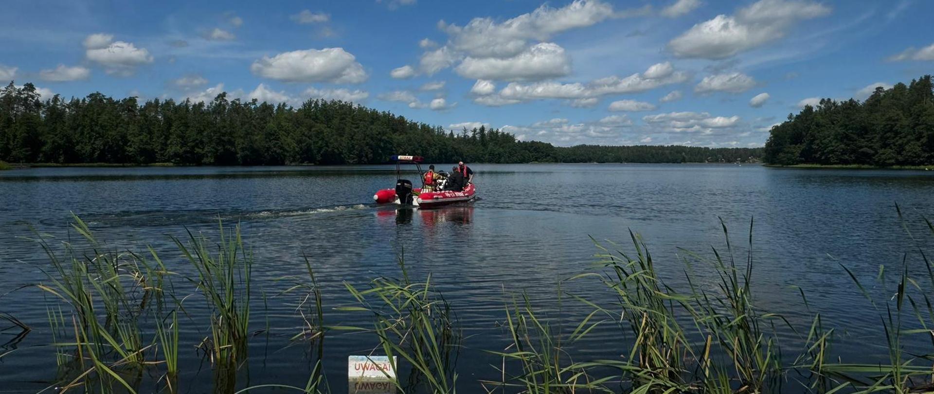 Łódź z ratownikami na jeziorze podczas poszukiwań