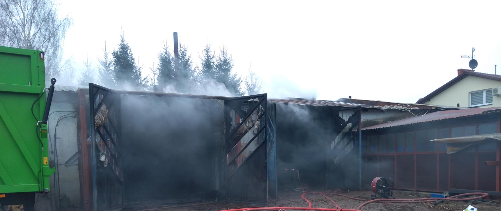 Budynek warsztatowy po pożarze. Zniszczenia konstrukcji dachu