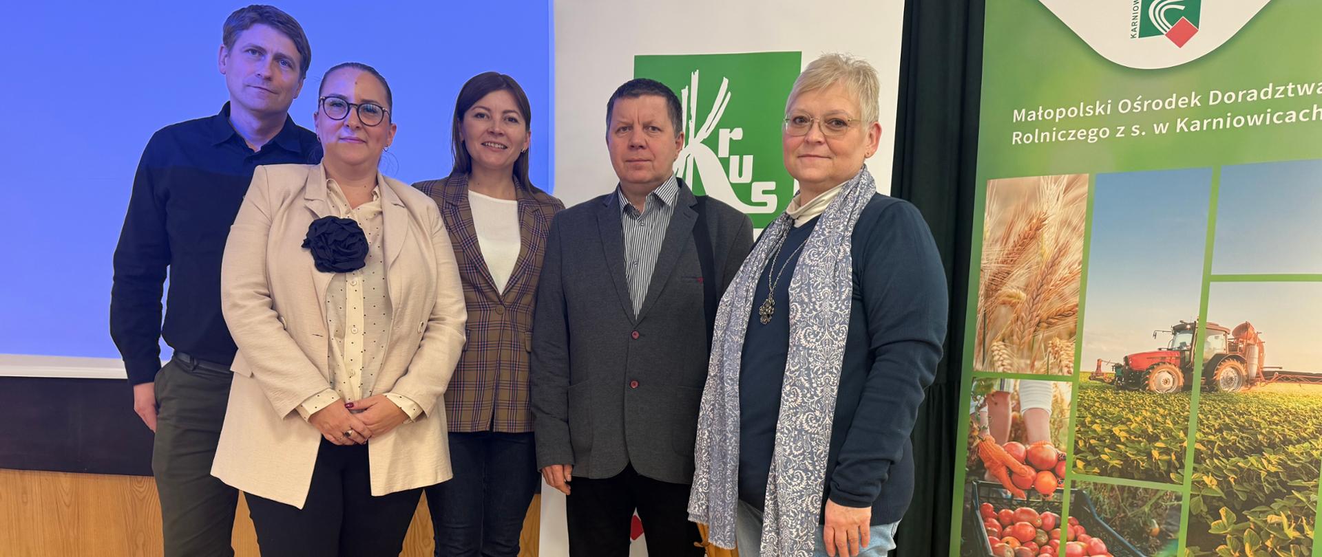 Grupa osób pozująca do zdjęcia