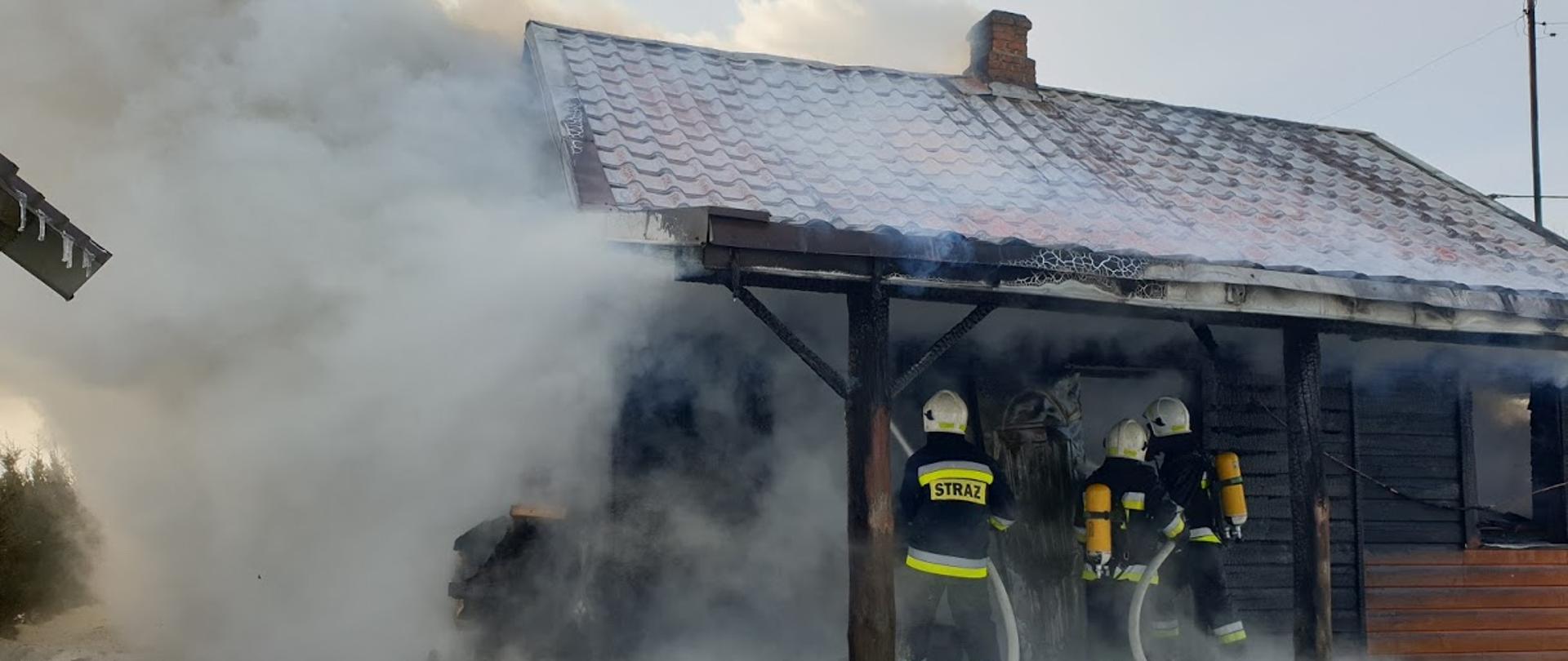 Palący się drewniany budynek mieszkalny,
