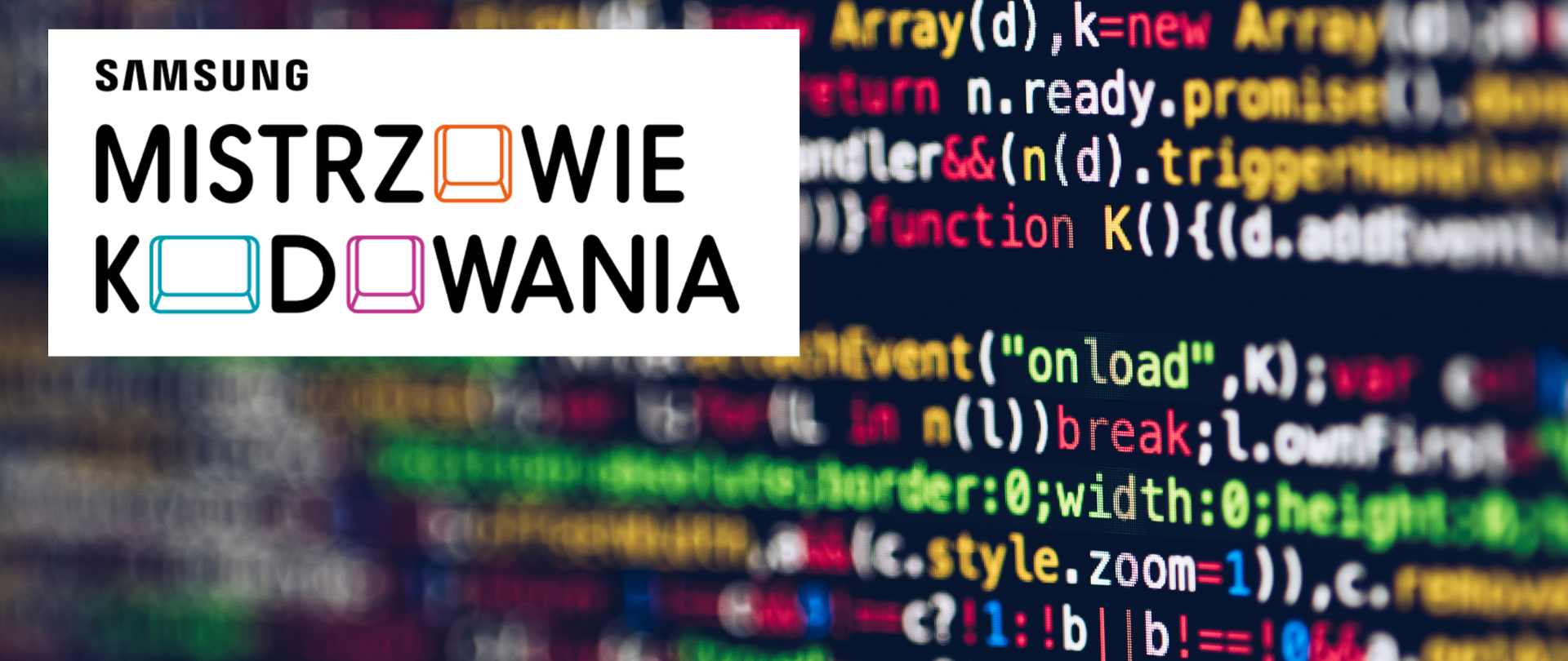 W tle grafiki widać kolorowy kod na czarnym ekranie. Na pierwszym planie widać napis na białym tle: "Samsung. Mistrzowie Kodowania."