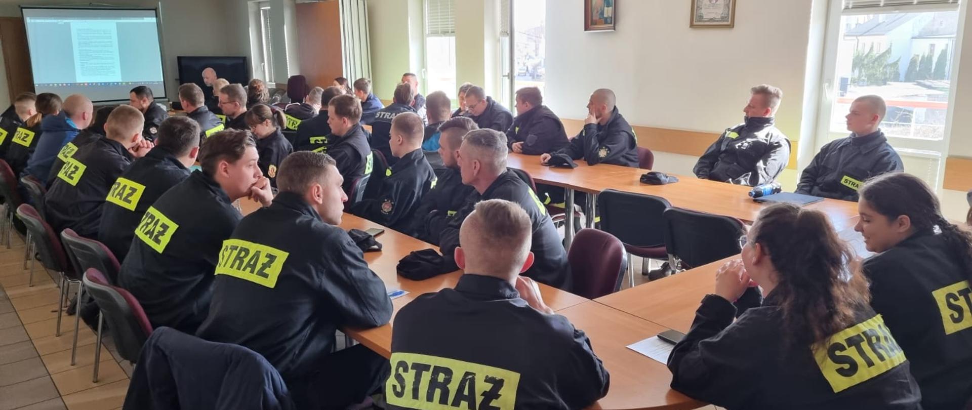 Na zdjęciu uczestniczy szkolenia podstawowego OSP