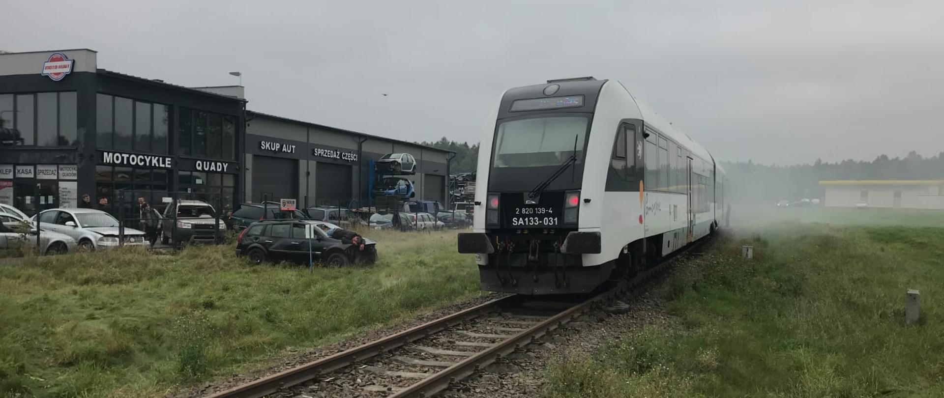 Miejsce ćwiczeń, szynobus na torach z prawej strony uszkodzony samochód osobowy