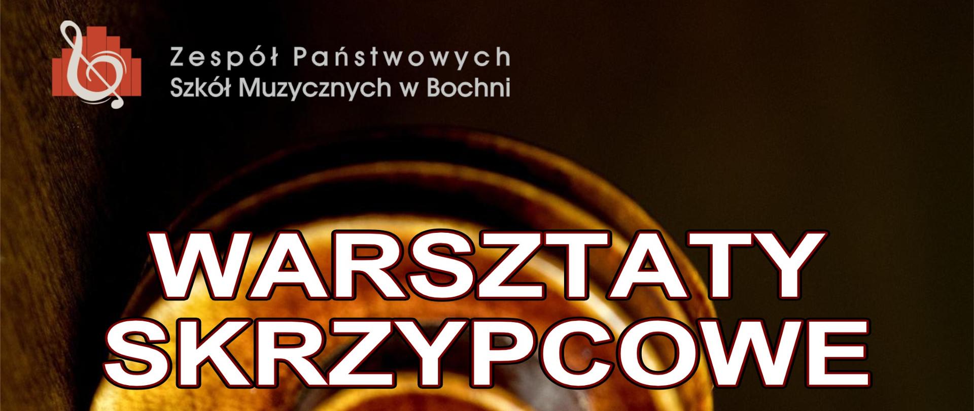 Grafika na brązowym tle z widocznym elementem główki skrzypiec, zawiera w lewym górnym rogu logo szkoły oraz w części centralnej białymi drukowanymi literami treść: "Warsztaty skrzypcowe dla nauczycieli i uczniów ZPSM w Bochni, prowadząca dr hab. Maria Sławek" Na dole znajduje się napis: "Bochnia, 20 listopada 2023 r."