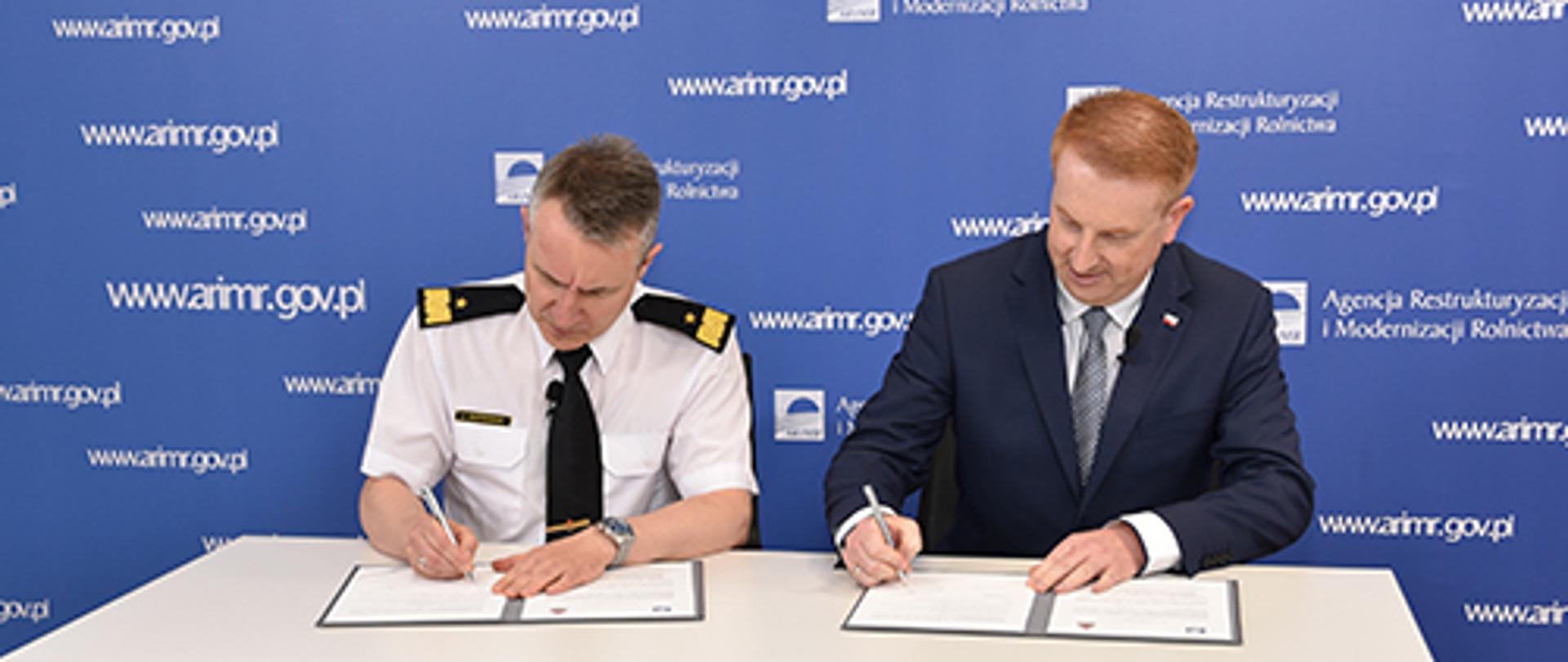 Porozumienie o współpracy między Państwową Strażą Pożarną i Agencją Restrukturyzacji i Modernizacji Rolnictwa – na zdjęciu moment podpisania Umowy na tle ścianki Agencji Restrukturyzacji i Modernizacji Rolnictwa