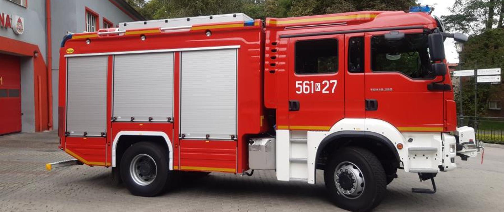 Samochód ratowniczo - gaśniczy przed budynkiem Komendy Powiatowej PSP w Wieliczce