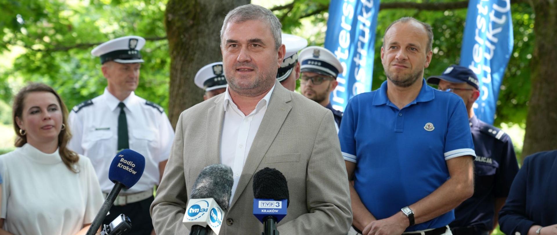 Wiceminister infrastruktury Stanisław Bukowiec w trakcie wypowiedzi dla mediów