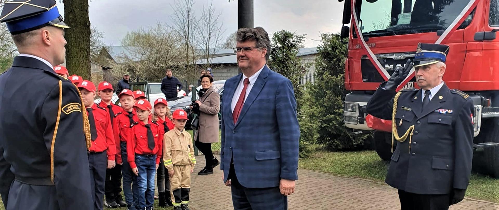 Przekazanie średniego samochodu ratowniczo-gaśniczego oraz wręczenia promesy na zakup nowego samochodu w powiecie płońskim