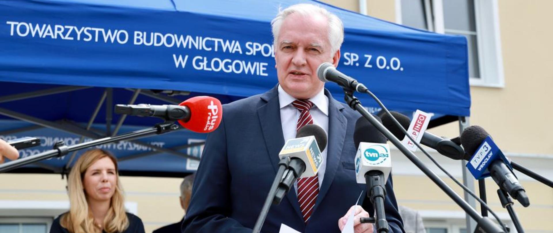Wicepremier Jarosław Gowin wręczył klucze do nowych mieszkań w Głogowie1