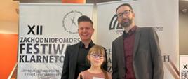 Zdjęcie przedstawia nauczycieli wraz z uczennicą podczas XII Zachodniopomorskiego Festiwalu Klarnetowego