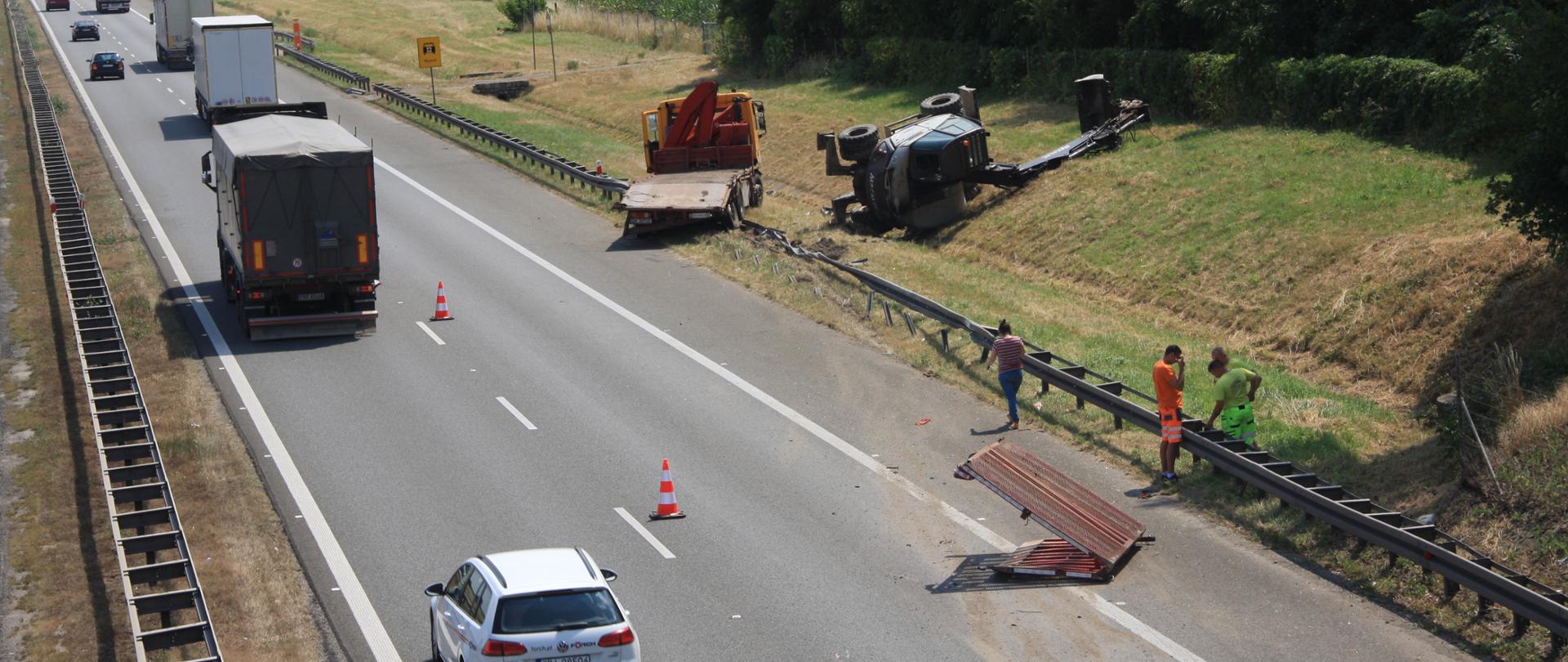 Laweta z maszyną budowlaną uderzyła w wiadukt nad A4 - km. 160, kier. Katowice. fot. GDDKiA
