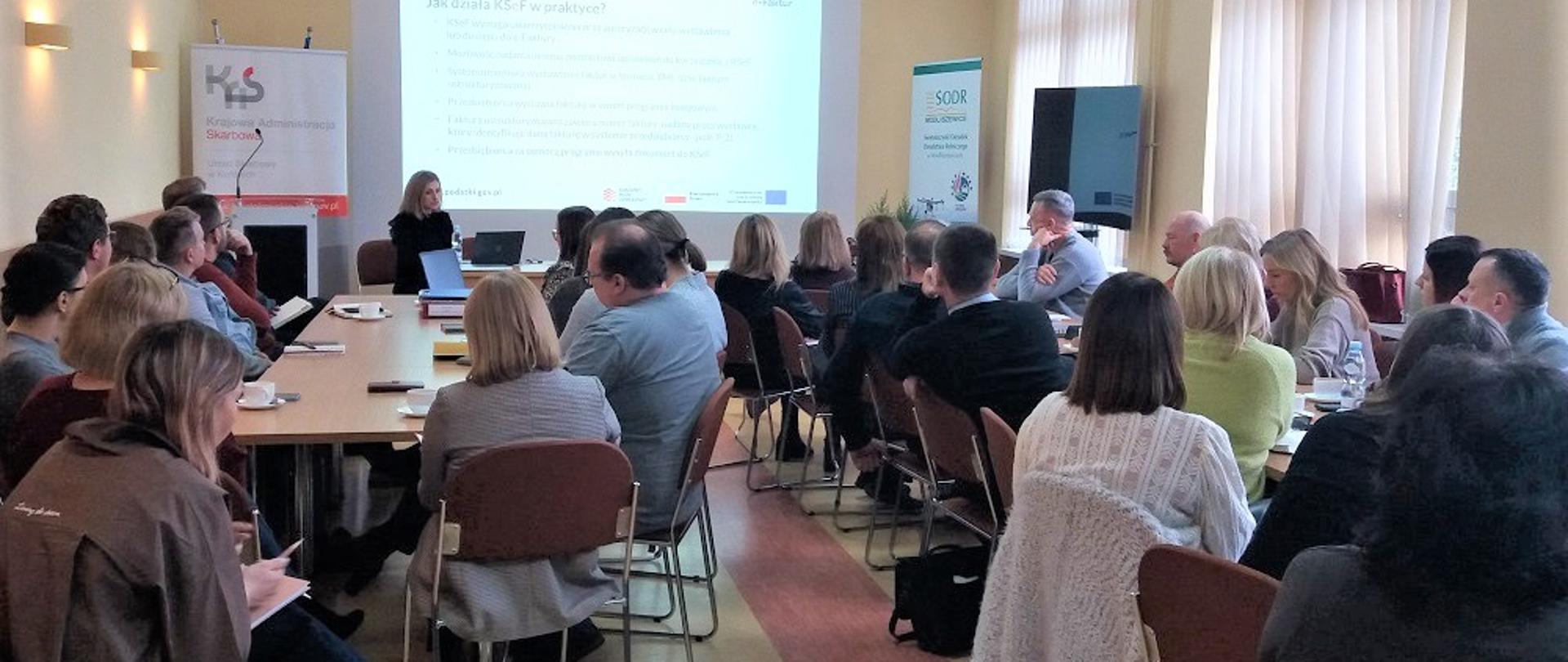 Grupa ludzi na szkoleniu