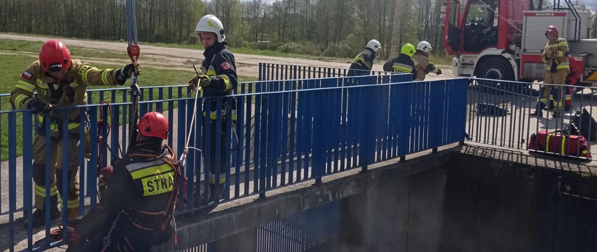 Na zdjęciu widać ćwiczących na jazie strażaków.