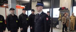 kapitan Szymon Kwaśnica odbiera akt mianowania na dowódcę zmiany