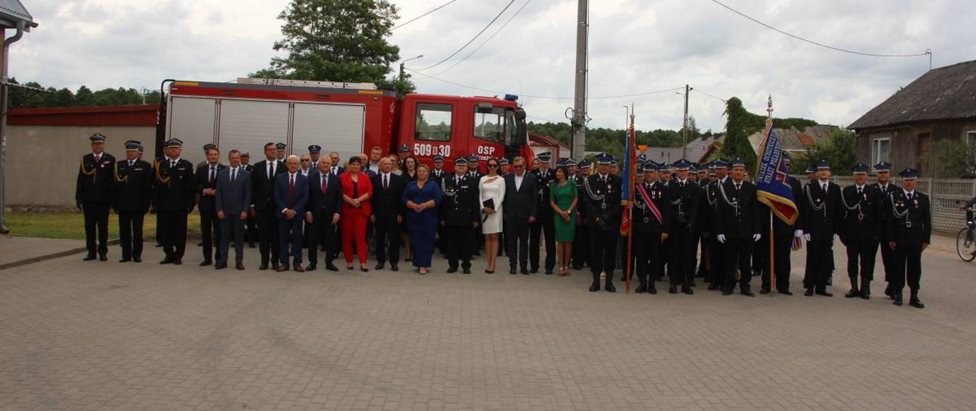 Wspólne zdjęcie po uroczystości 75-lecia OSP w Zbrzeźnicy na placu przy remizie
