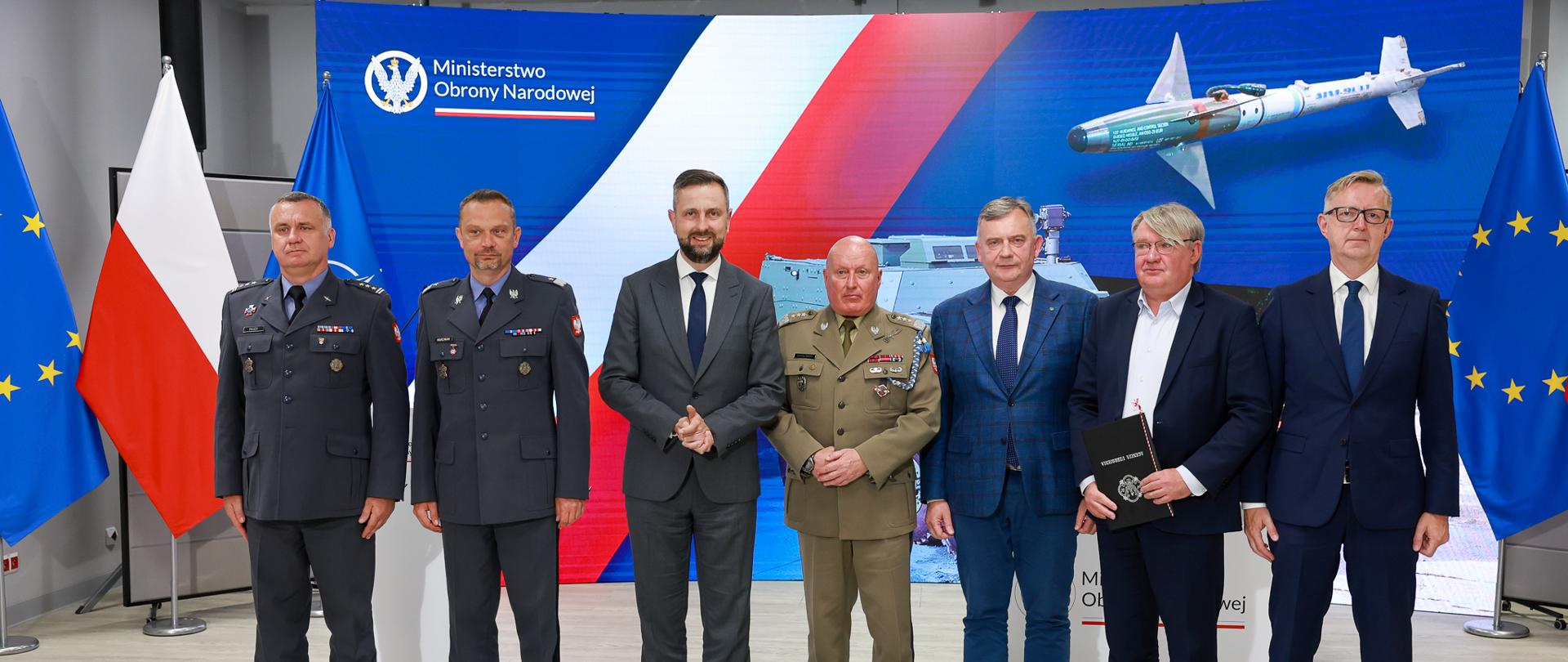 30 czerwca 2025 r. w Warszawie, wicepremier - minister obrony narodowej Władysław Kosiniak - Kamysz oraz sekretarz stanu w MON Paweł Bejda, wzięli udział w uroczystości podpisania umów na dostawę pocisków rakietowych AIM-9L dla lekkich samolotów bojowych FA-50 oraz na dostawę dwunastu Wozów Ewakuacji Medycznej na podwoziu KTO ROSOMAK. Fot. Krzysztof Gumul/WCEO