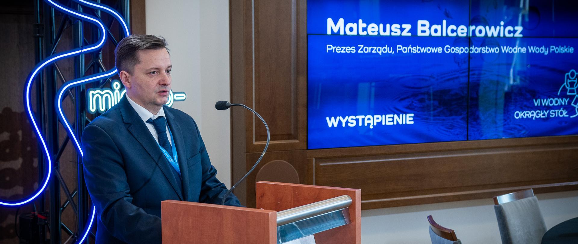 Prezes Wód Polskich Mateusz Balcerowicz podczas VI Wodnego Okrągłego Stołu we Wrocławiu