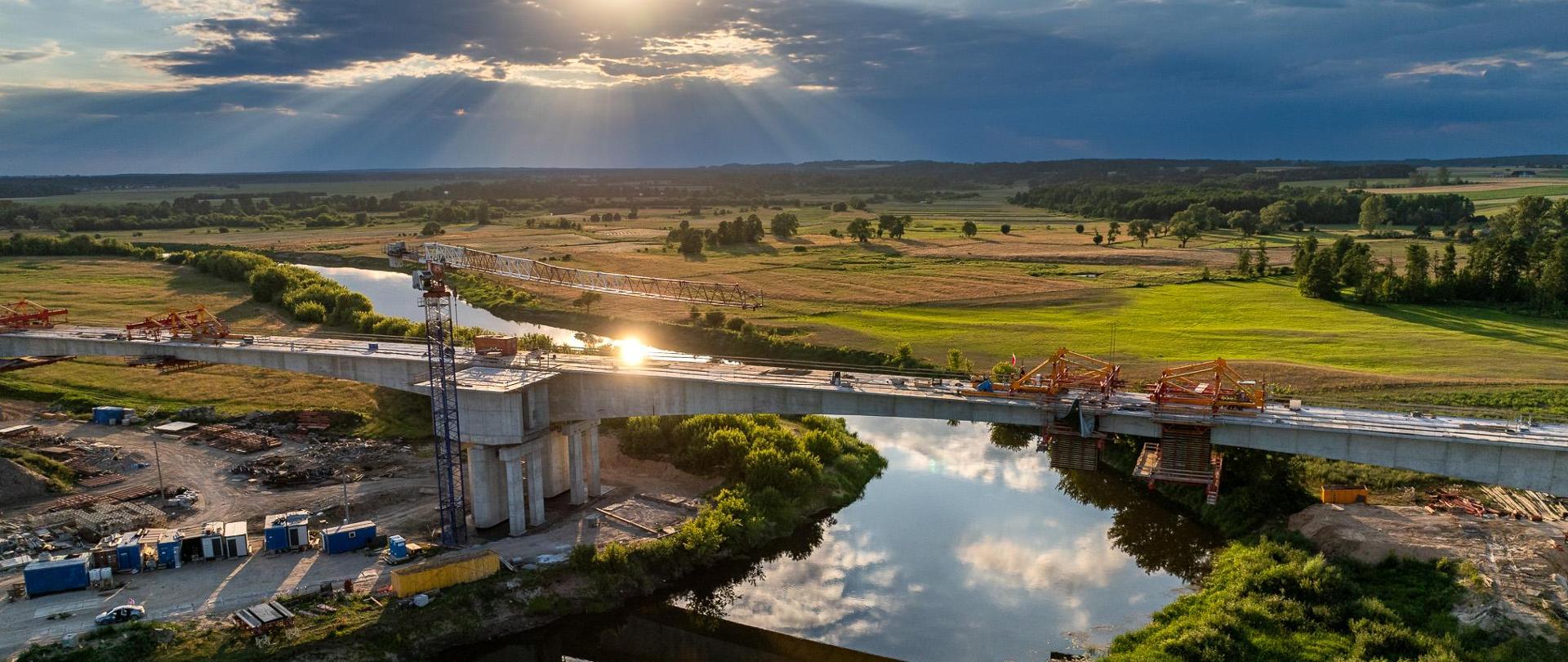 Budowa drogi ekspresowej S61 na odcinku Łomża Zachód - Kolno. Trwające pracy przy budowie mostu.
