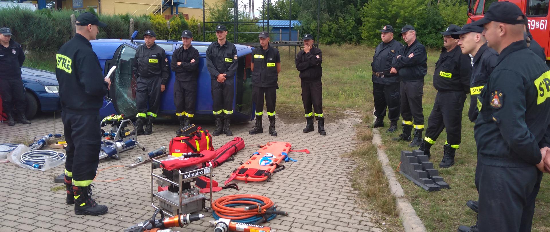 Przedstawiciele KM PSP w Łomży oraz strażacy z OSP KSRG Przytuły oraz Jedwabne podczas przypomnienia zasad udzielania kwalifikowanej pierwszej pomocy