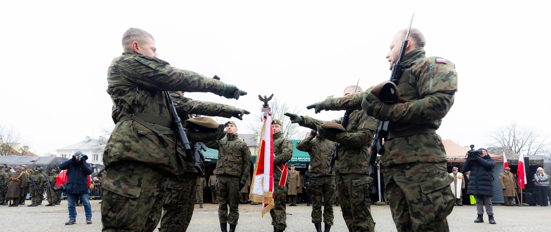 Żołnierze składający przysięgę 