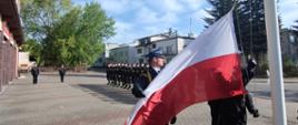 Poczet flagowy wciąga flagę na maszt.