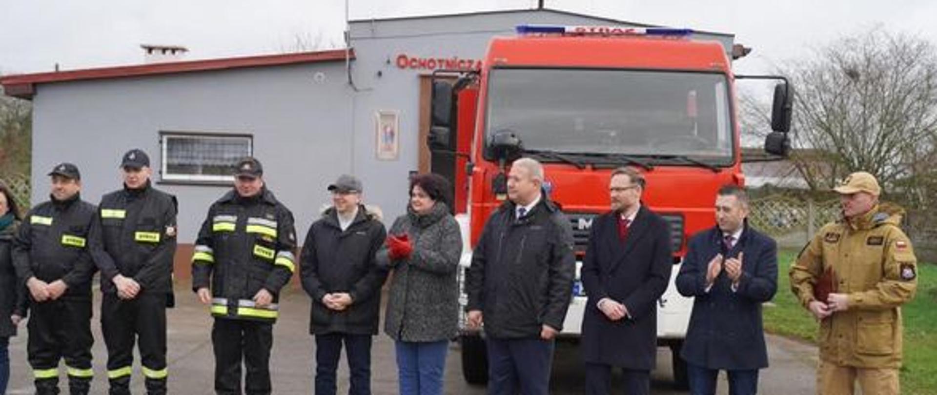 Druhowie OSP Darżewo oraz zaproszeni goście, miedzy innymi Zachodniopomorski Komendant Wojewódzki Państwowej Straży Pożarnej st. bryg. Jarosław Tomczyk oraz wojewoda zachodniopomorski Pan Zbigniew Bogucki.