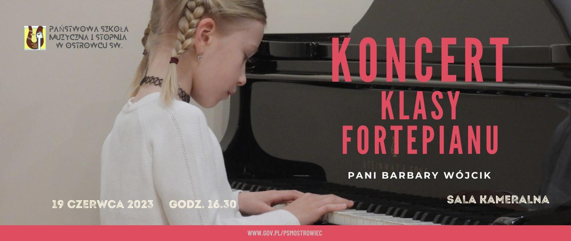 dziewczynka grająca na fortepianie w kolorze biało-czarnym z czerwonymi i białymi napisami informującymi o koncercie, z prawej strony u góry znajduje się logo szkoły w kolorze żółto-brązowym