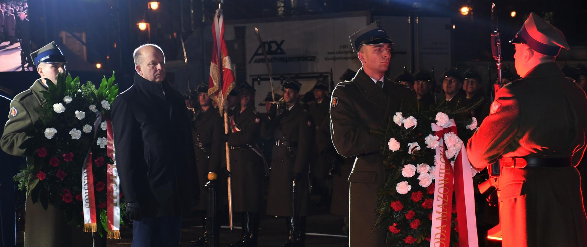 Wojewoda Mazowiecki podczas złożenia wieńców podczas uroczystości