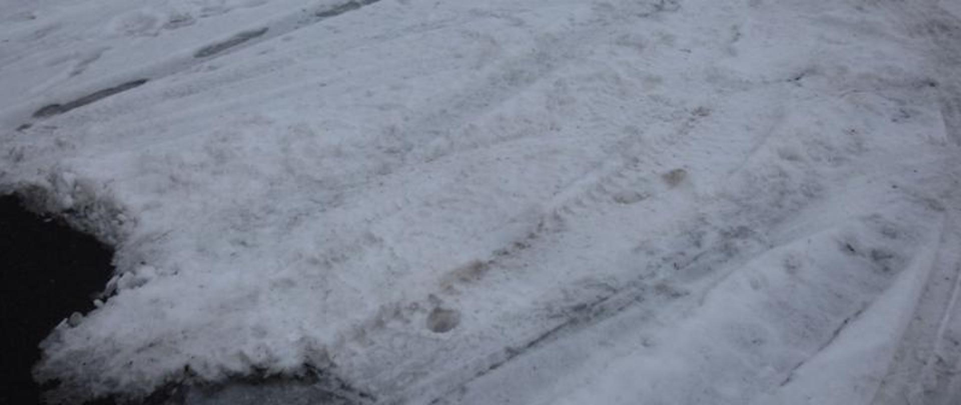 zdjęcie ilustracyjne przedstawia trudne warunki drogowe w okresie zimowym 