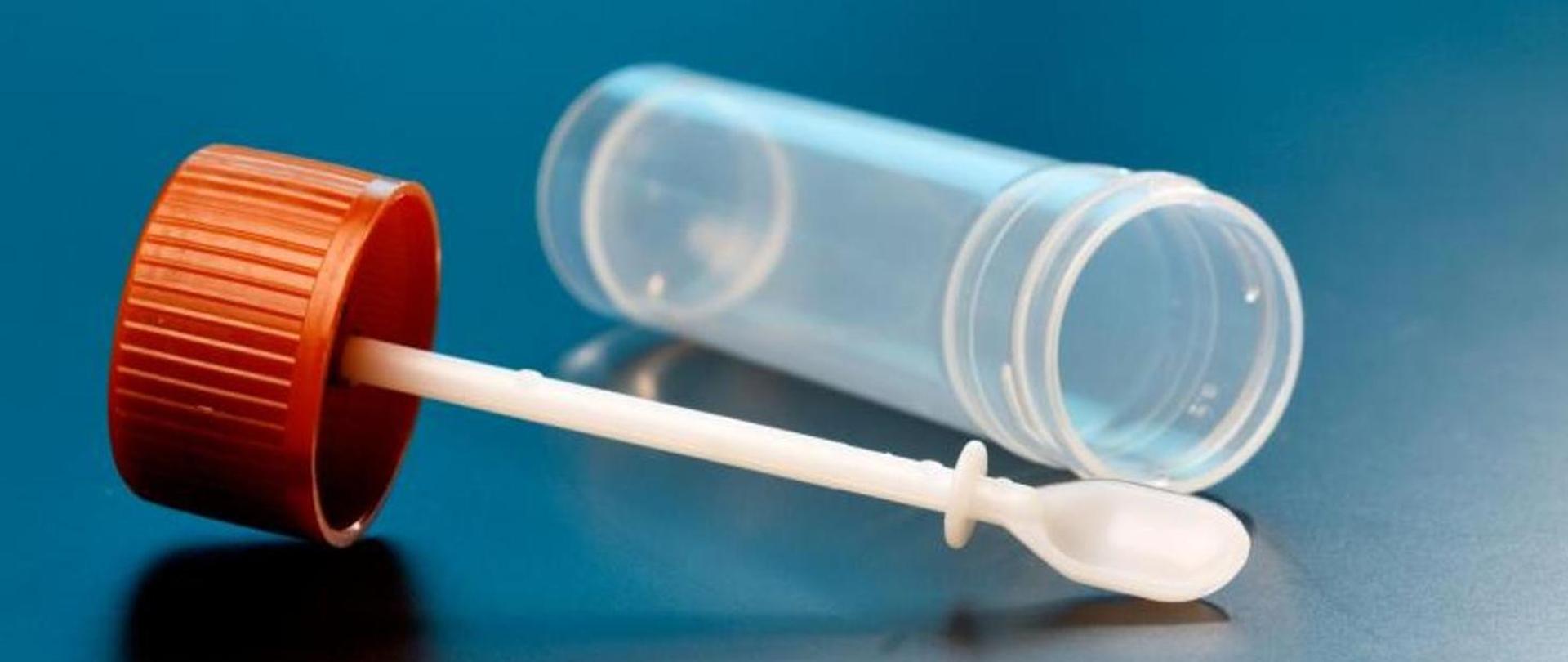 Na zdjęciu jest widoczna pusty pojemnik na kał.