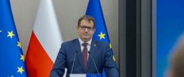 Prezentacja danych podczas konferencji prasowej przy mównicy