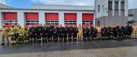 Strażacy i funkcjonariusze na zdjęciu grupowym