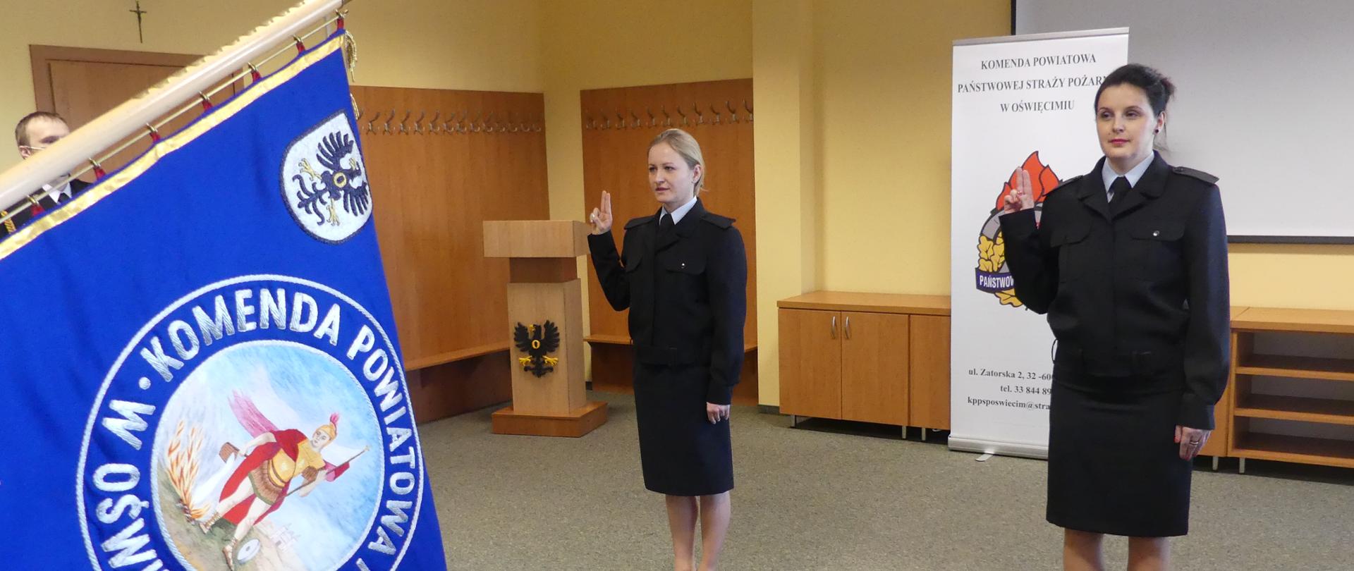 Dwóch strażaków (kobiety) składających ślubowanie