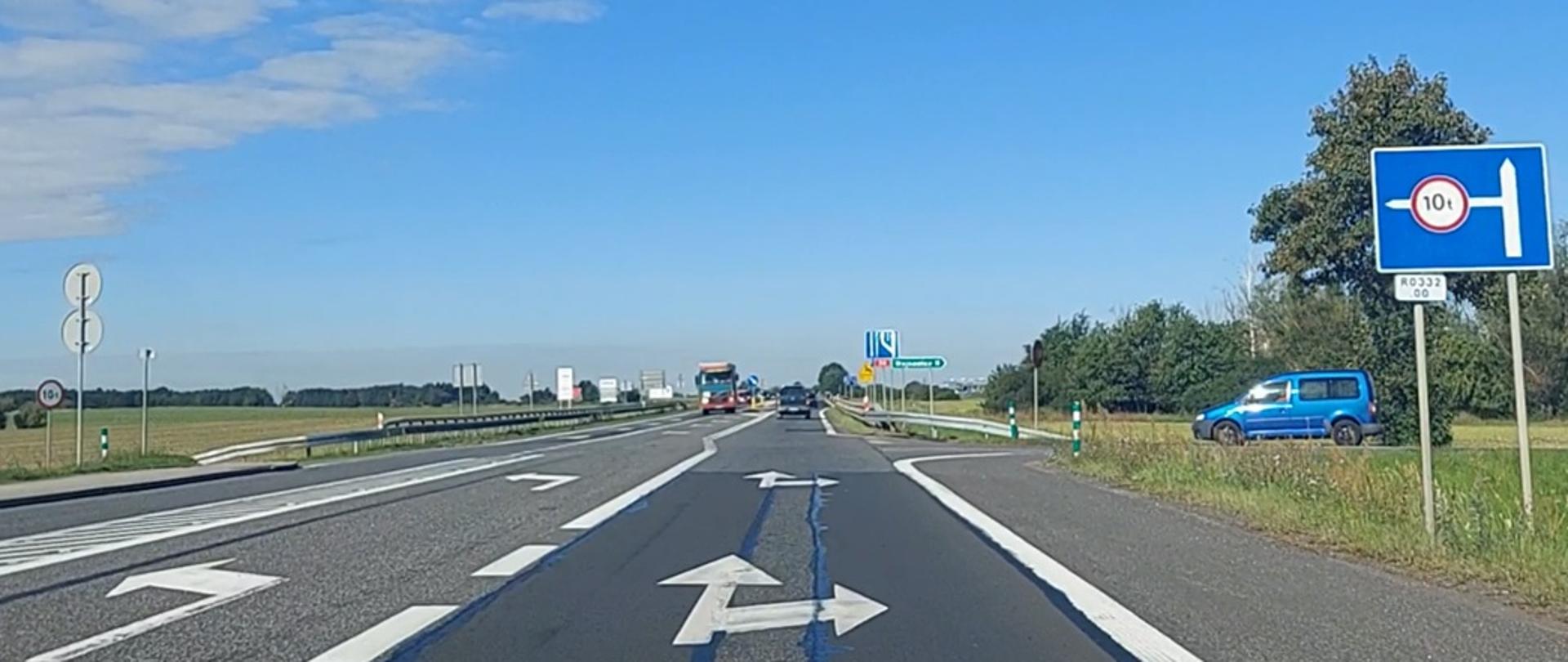 Widok_na_skrzyżowanie_DK_94_z_drogą_powiatową_nr_2056D_oraz_drogą_gminną_nr_107223D_w_km_71+312_m_Juszczyn_(ciąg_główny,_kierunek_Lubin)