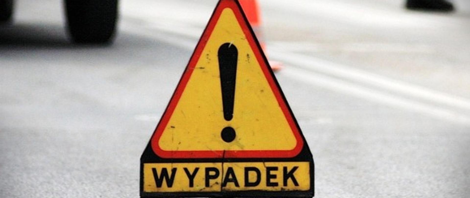 zdjęcie przedstawia znak ostrzegawczy wypadek na drodze