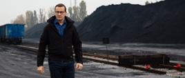 Premier Mateusz Morawiecki idzie w Porcie Gdańsk.