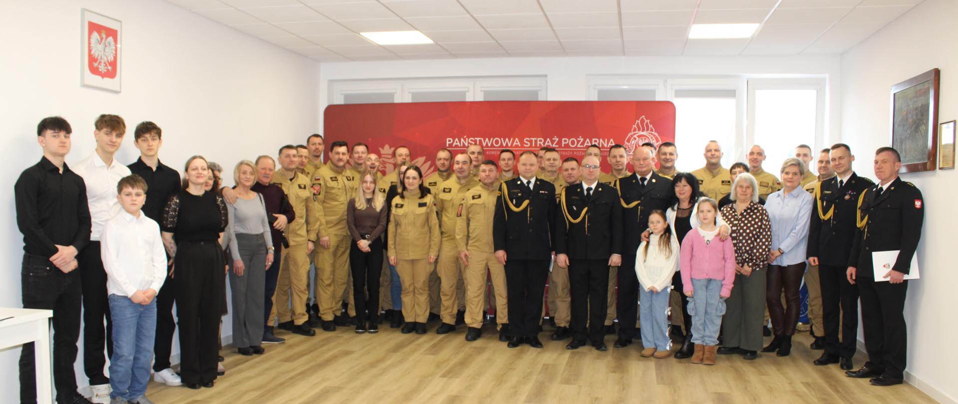 Pamiątkowe zdjęcie wszystkich uczestników uroczystości