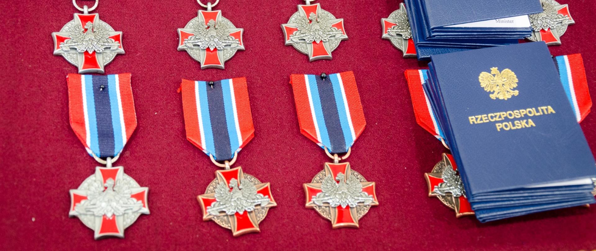 Zdjęcie odznaczeń wręczonych podczas uroczystej zbiórki 