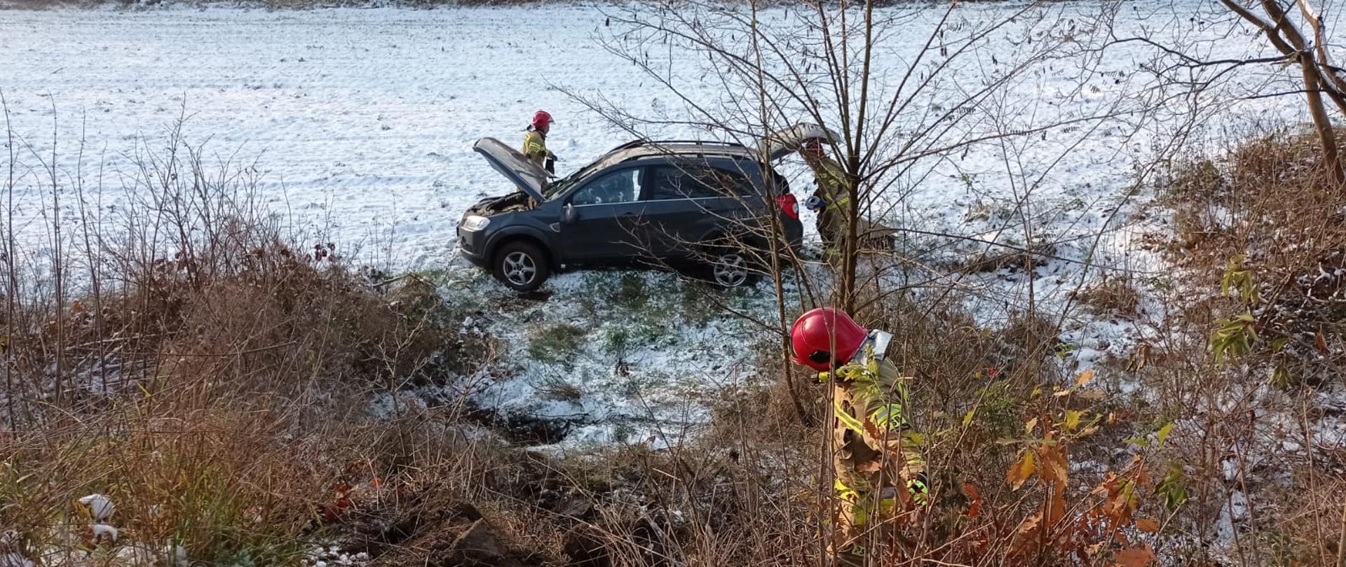 wypadnięcie pojazdu osobowego poza drogę w Augustowie