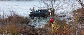 wypadnięcie pojazdu osobowego poza drogę w Augustowie