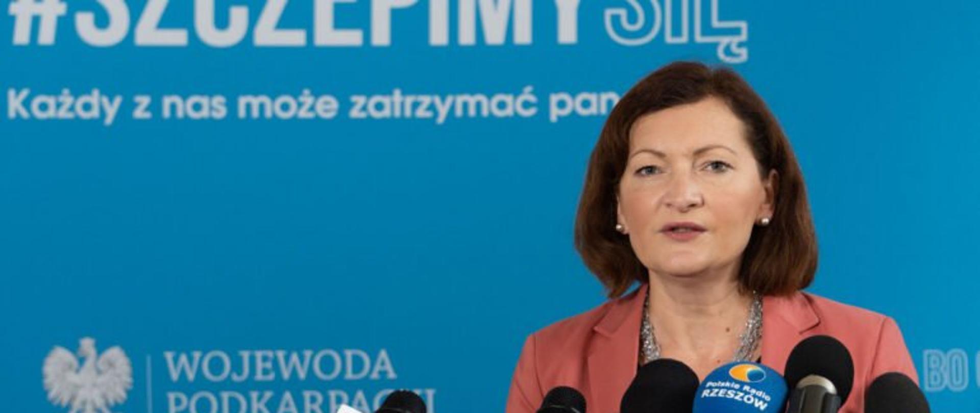 Wojewoda podkarpacki Ewa Leniart zabiera głos podczas konferencji prasowej dotyczącej nowego roku szkolnego