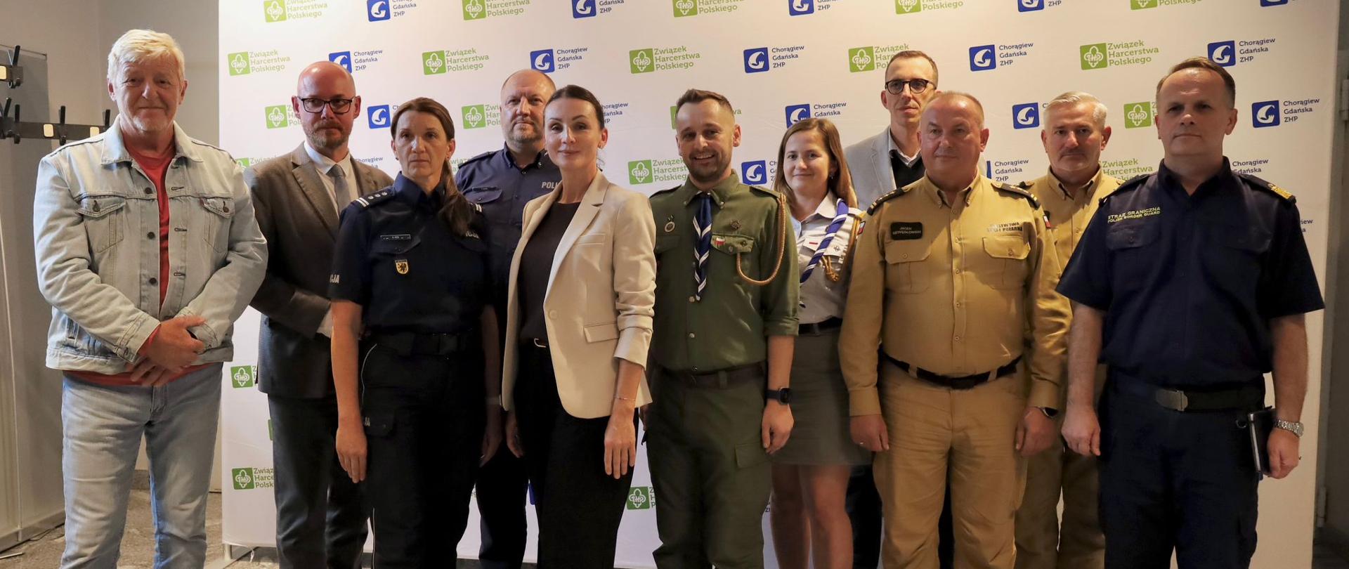 kilka osób w tym mundurowi pozują do zdjęcia