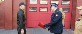Na zdjęciu uroczysta zmiana służby 21.03.2025 r. - Pochwała dla st. str. Kamila Jaworskiego