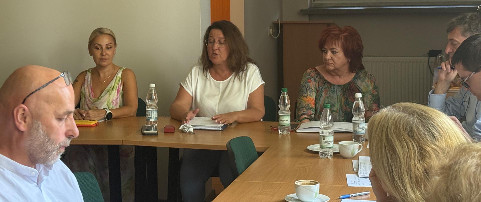 Na zdjęciu widać p.o. MWIORiN Panią Agnieszkę Rogowiec przekazującą bieżące informacje dotyczące pracy w Inspektoracie. Po prawej stronie siedzi Pani Główna Księgowa, a po lewej Pani Anna Poznańska - specjalista działu kadr. Po prawej stronie widoczni są uczestnicy biorący udział w przedmiotowej naradzie.