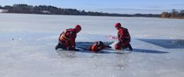 ćwiczenia strażaków z KP PSP w Sejnach i OSP Giby oraz pokaz dla żołnierzy 14 Suwalskiego Pułku Przeciwpancernego z ratownictwa lodowego na Jeziorze Gieret