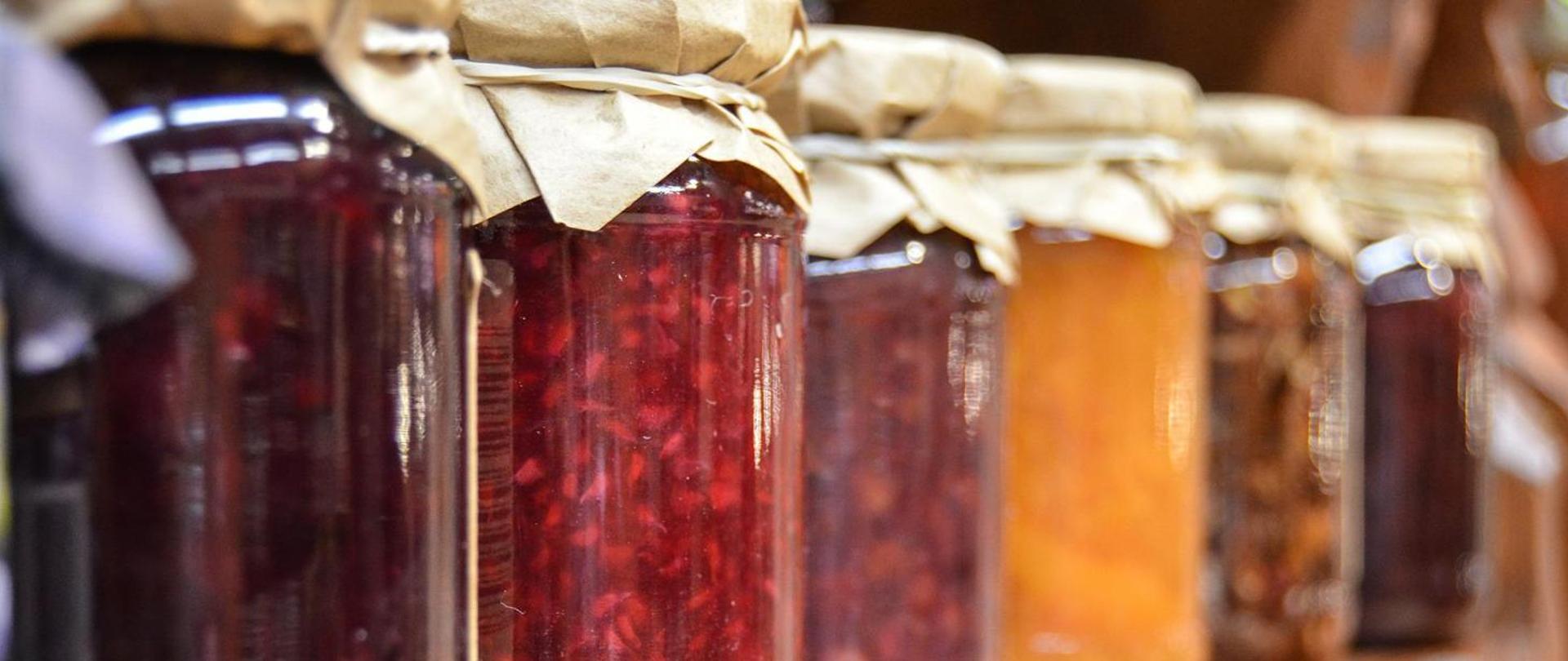 Półka ze słoikami zawierającymi dżemy