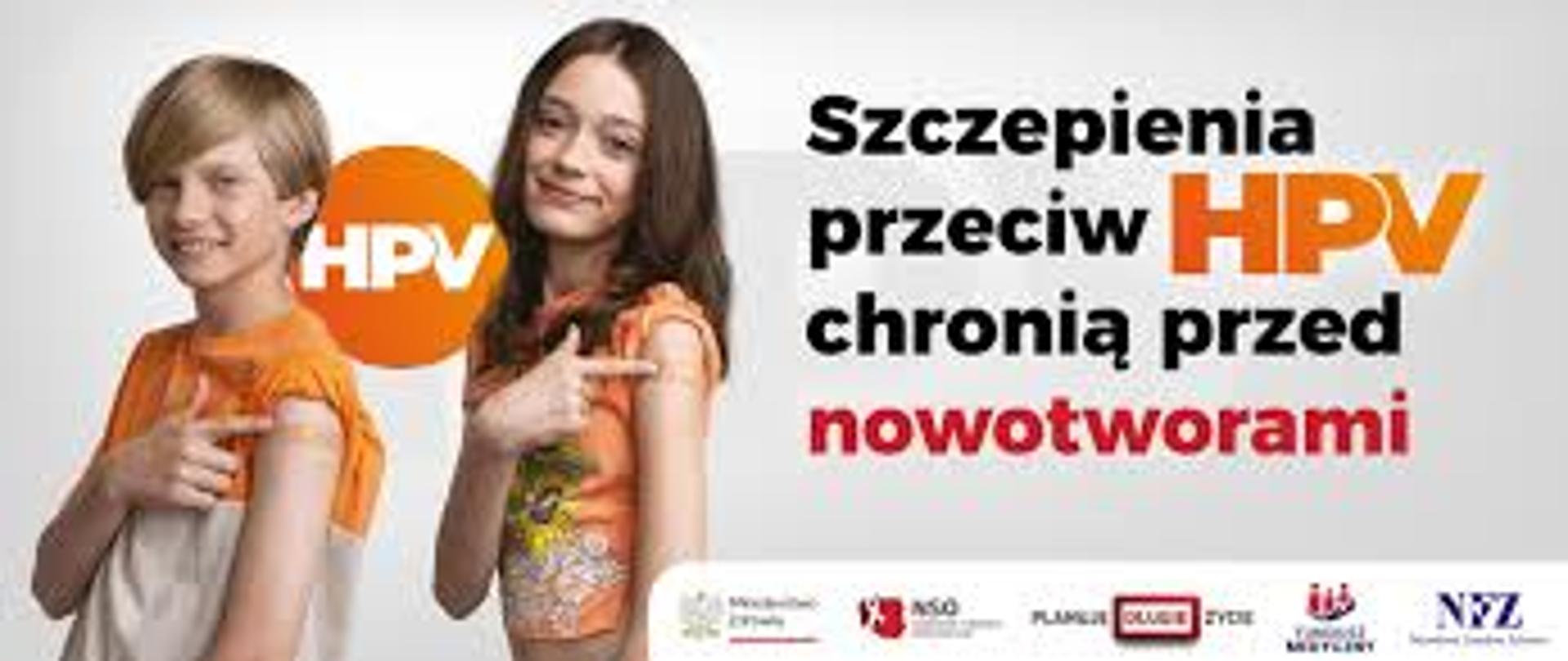 Z lewej strony uśmiechnięci chłopiec i dziewczynka z plasterkami na ramieniu po szczepieniu. Z prawej strony napis: "Szczepienia przeciw HPV chronią przed nowotworami"